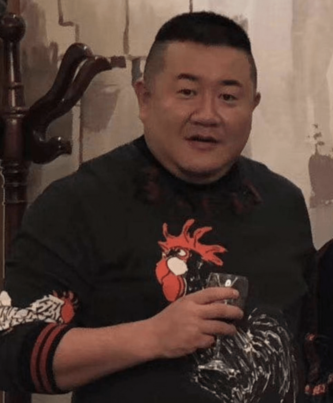 昆明恶霸孙小果,被判死刑后"死而复生",成为夜场黑老大