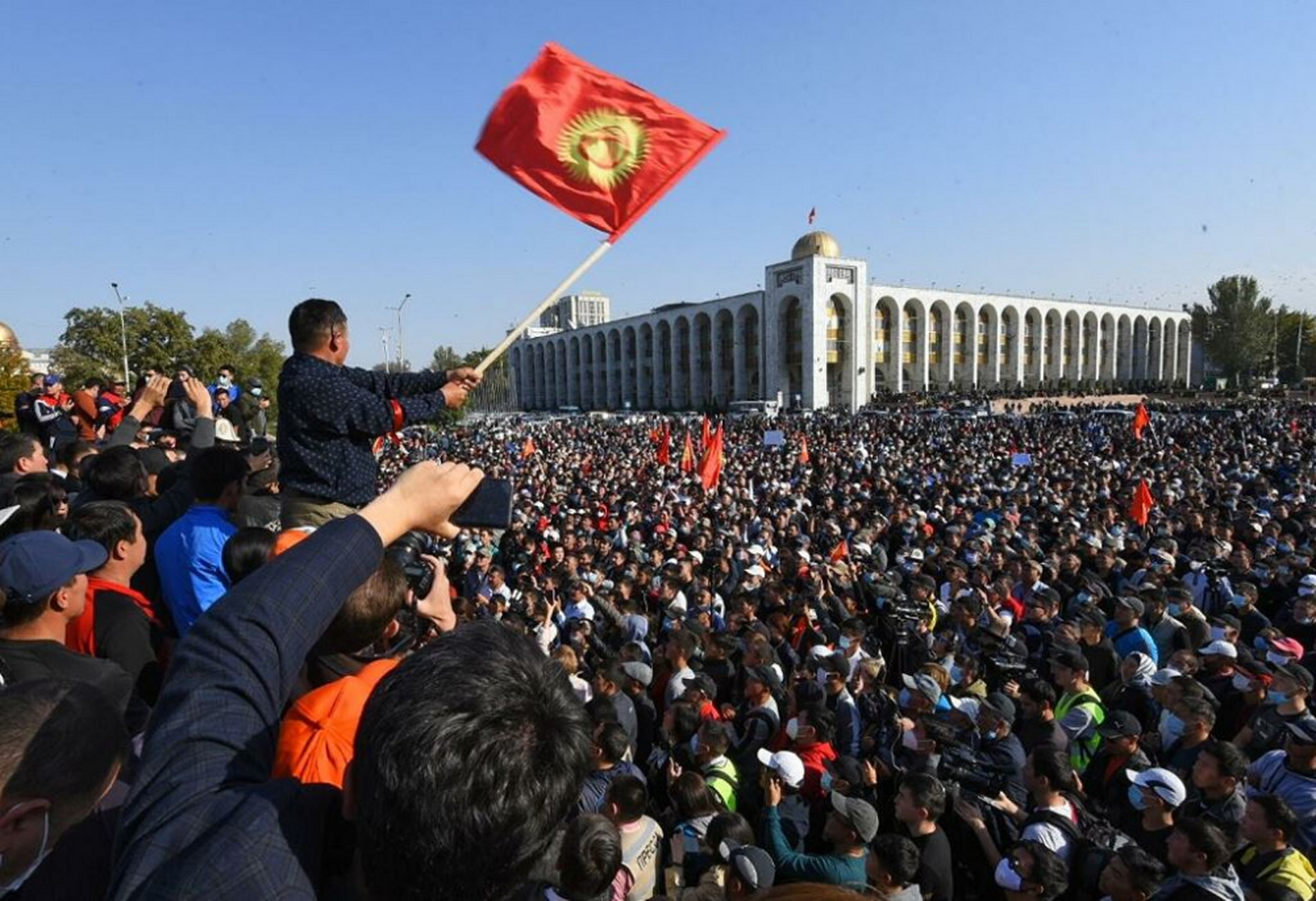 现在,国际社会面临一个重要的问题:吉尔吉斯