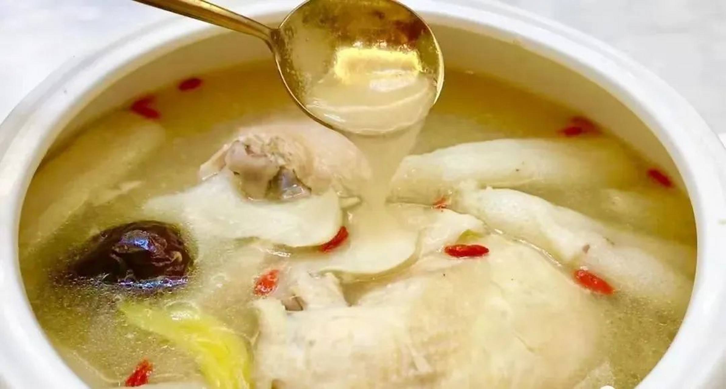 夏日滋补汤品——椰子鸡汤 炖鸡汤的过程中满屋子都是浓浓的椰香和