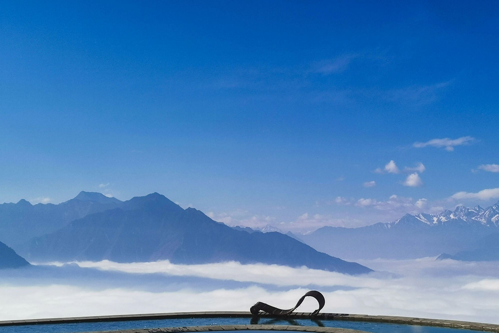 浮云牧场山路环绕图片图片