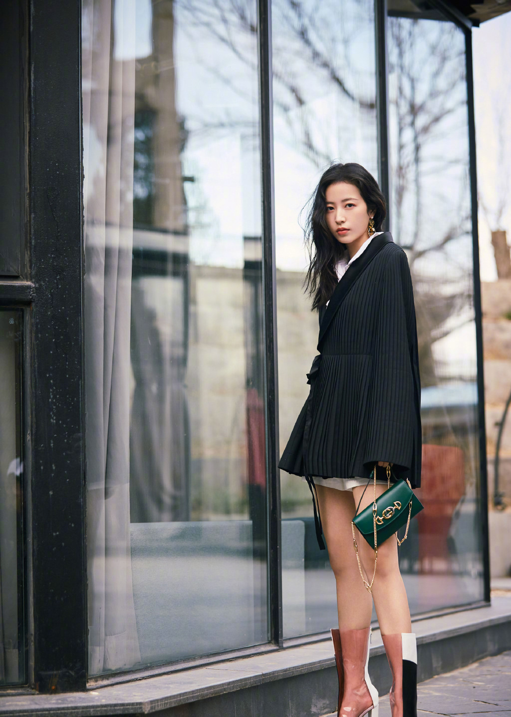 周雨彤9千5的裤子没穿错,搭配翠绿色高跟鞋,凹出1米3大长腿