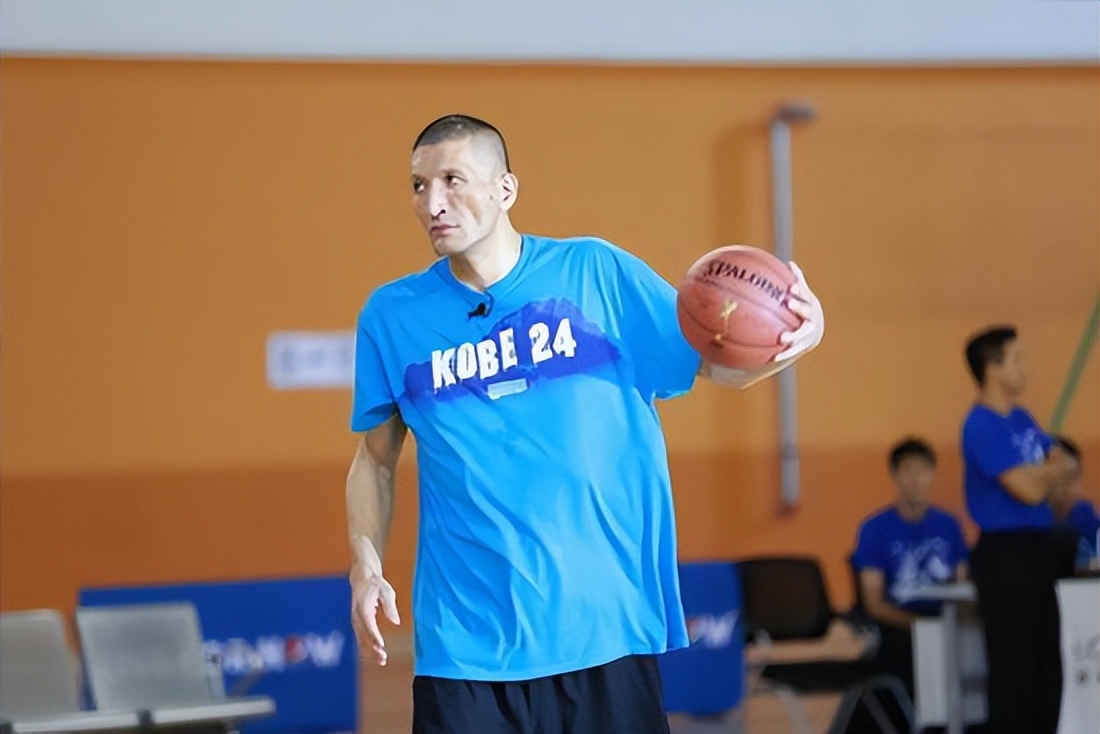 蒙克·巴特尔:22岁娶大10岁妻子,做两个继女的爸爸也幸福