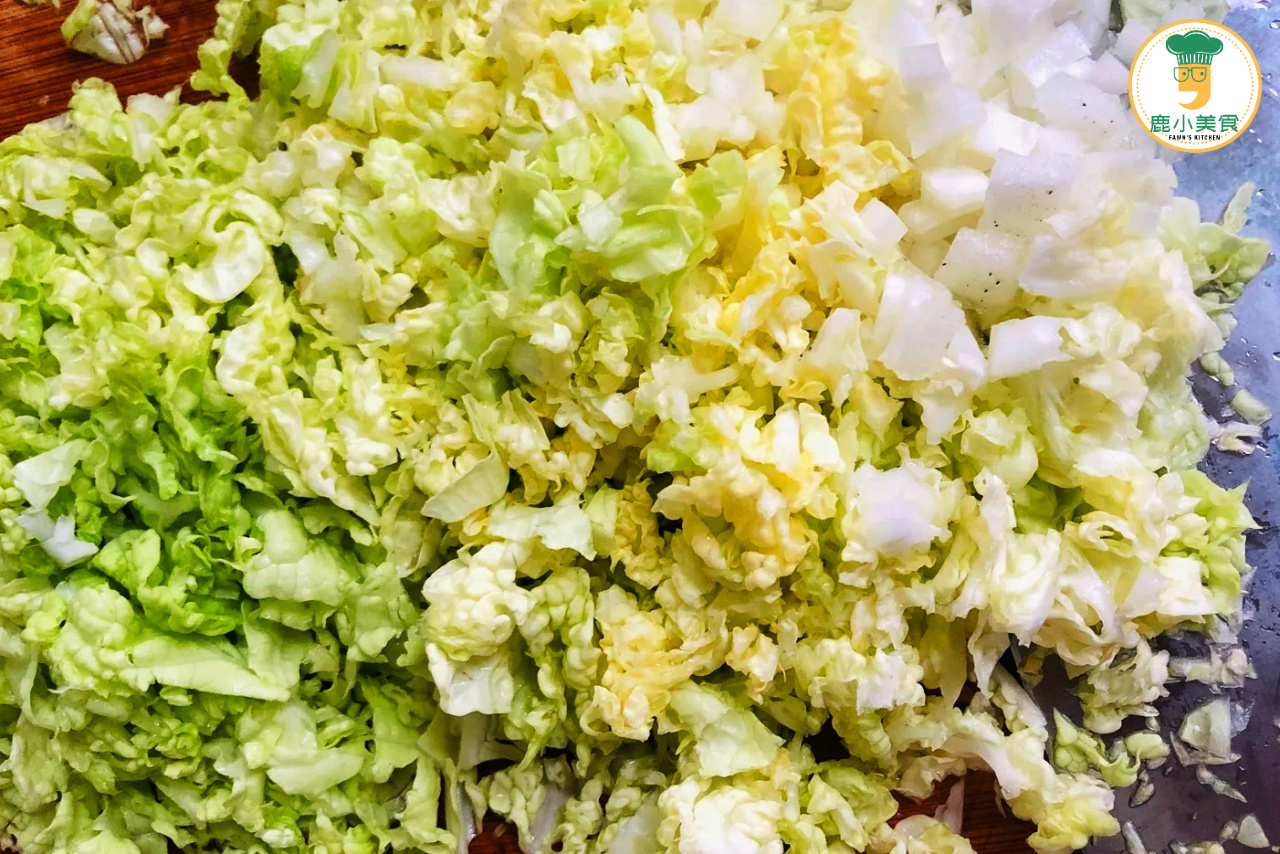 调白菜饺子馅,记住调料"2放1不放",馅料鲜香多汁,经典味道