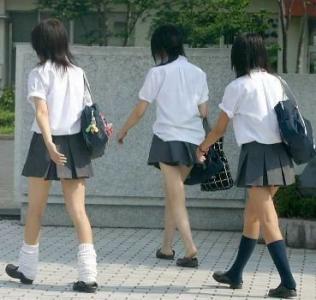 体育课上,老师让4名女生脱下裙子上课引发争议,家长:过分了