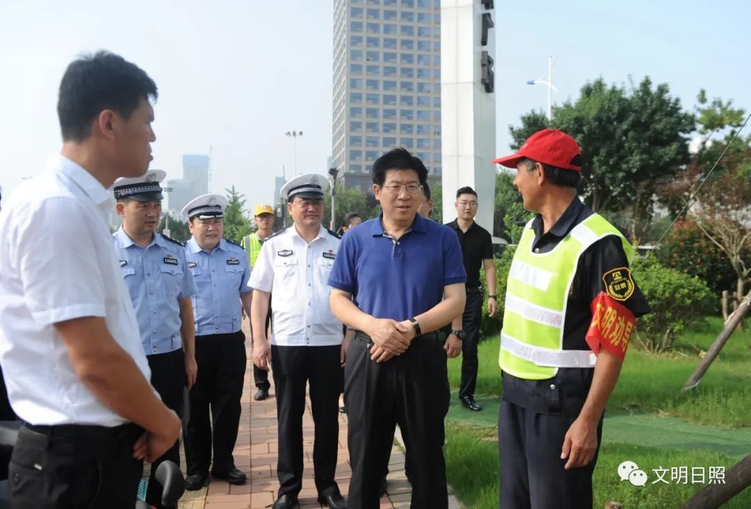 杨留星带队慰问"礼让斑马线"文明劝导志愿者