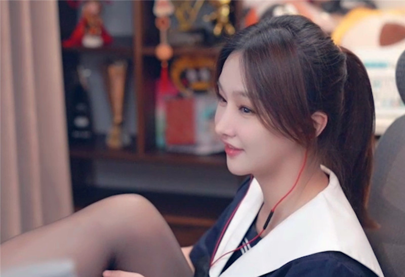 30岁miss穿jk黑袜开播坦言八年只穿过两次网友重返18岁了