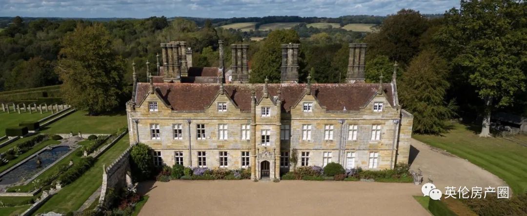 英国75岁伯爵为维持古堡运营：靠肉铺和酒吧努力赚钱，还要去做兼职……