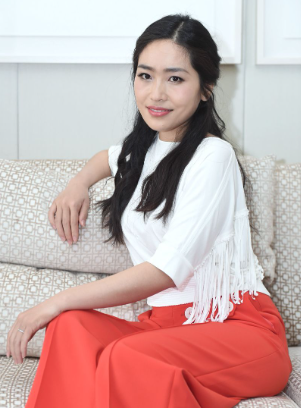 张艺谋女儿张末与倪妮合影,倪妮肌肤白皙如少女,张末却显得老气