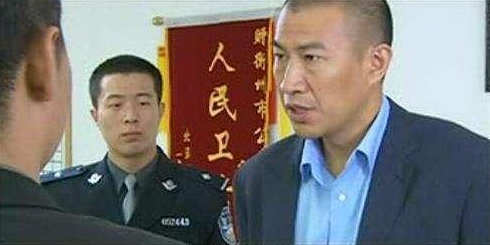 原本就是警察,演戏纯属意外,石兆琪娶普通妻子一家其乐融融