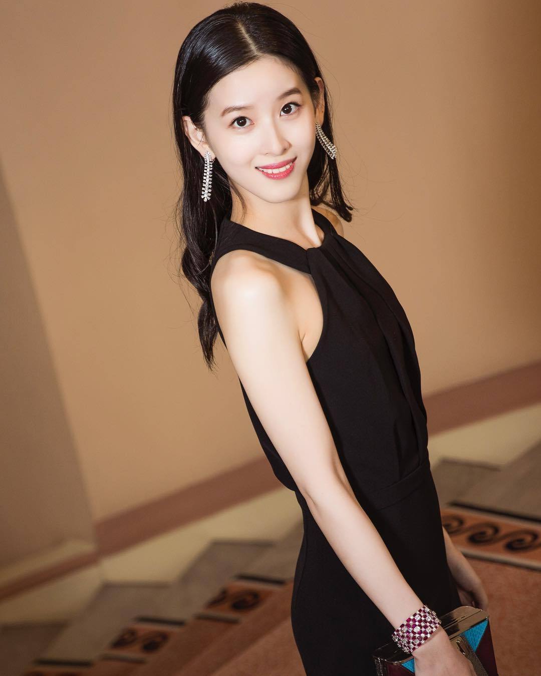 章泽天换新发型,穿贵妇装抱小奶狗出镜,妥妥的成功女性打扮