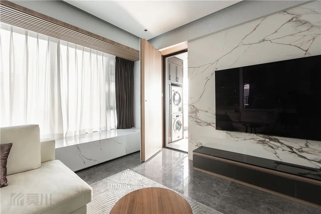 177㎡现代艺术宅,玻璃隔墙通透大气,电视墙的隐形门也很高级