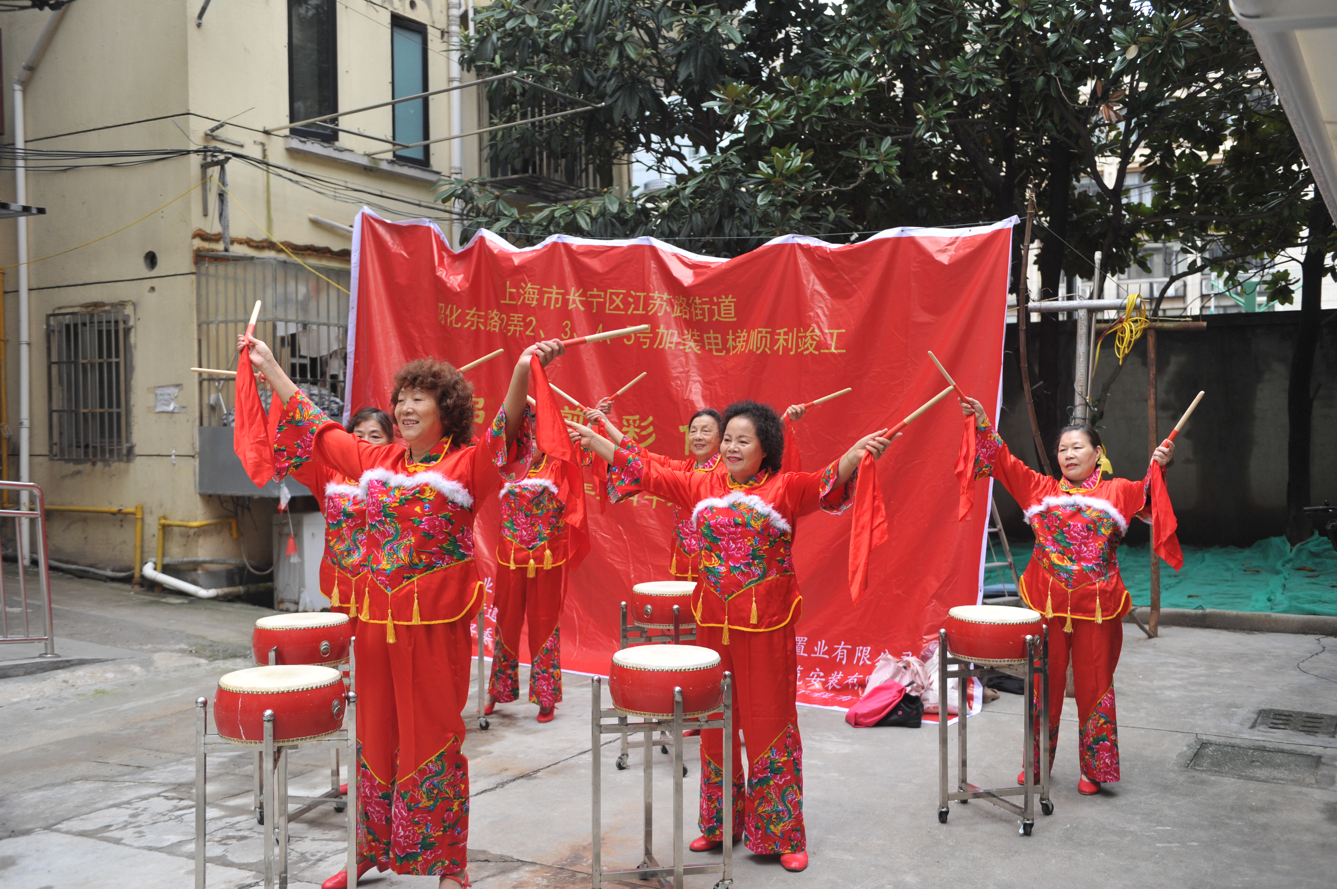 上海一老小区4台电梯同日竣工,居民感叹"加装电梯年轻人也受益"