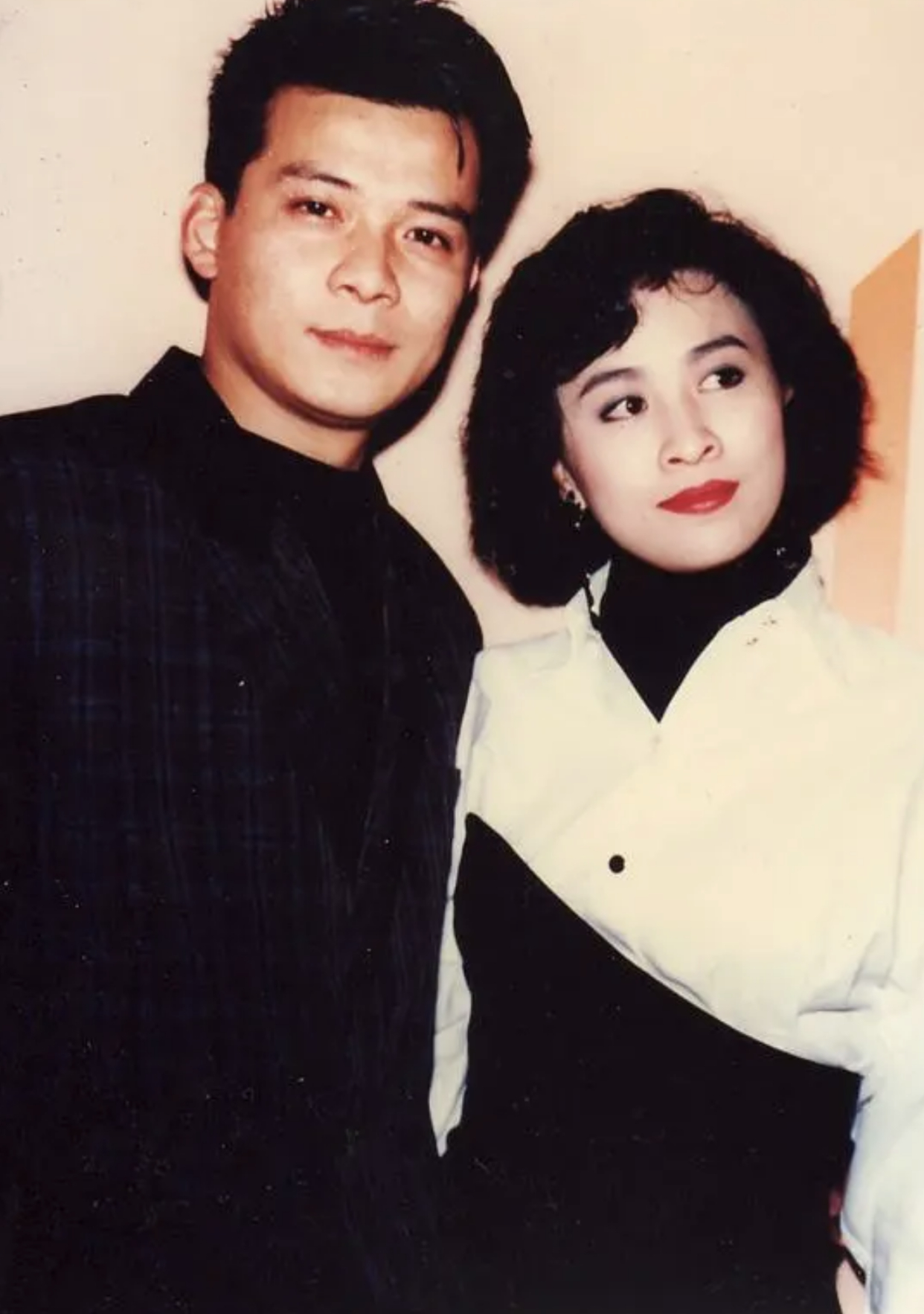 痴情的黄日华妻子59岁去世两人相爱40年发誓终生不会再娶