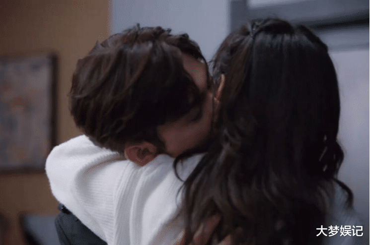 糗歪!张彬彬粉底擦太厚,激情热吻完"女演员白衣被染黄"