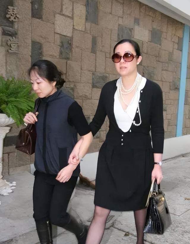 小眯眼肉鼻头,搞定两位千亿富豪,香港大律师王颖妤上位史不简单