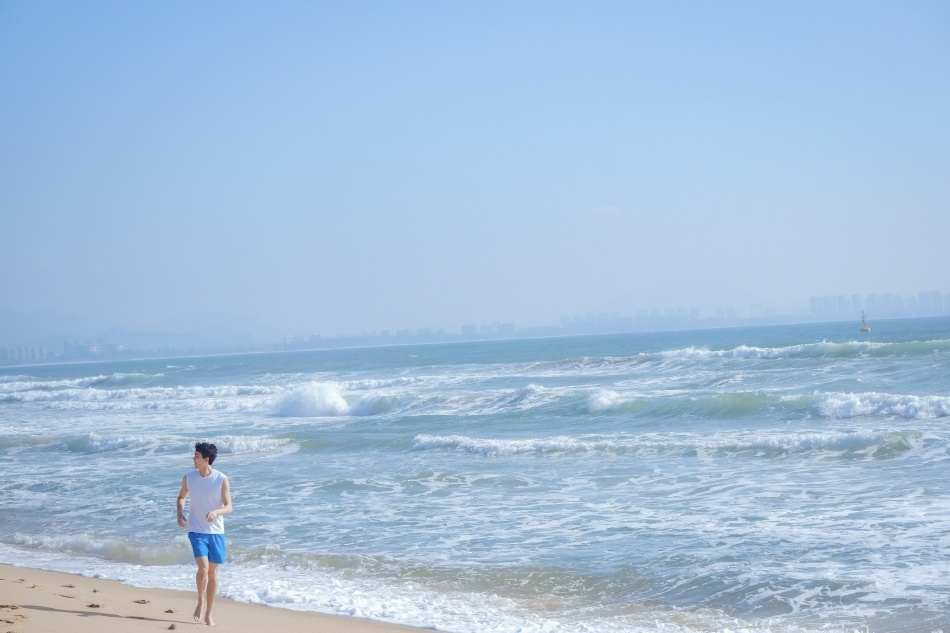 吴磊穿白色t恤 海边灿笑阳光帅气