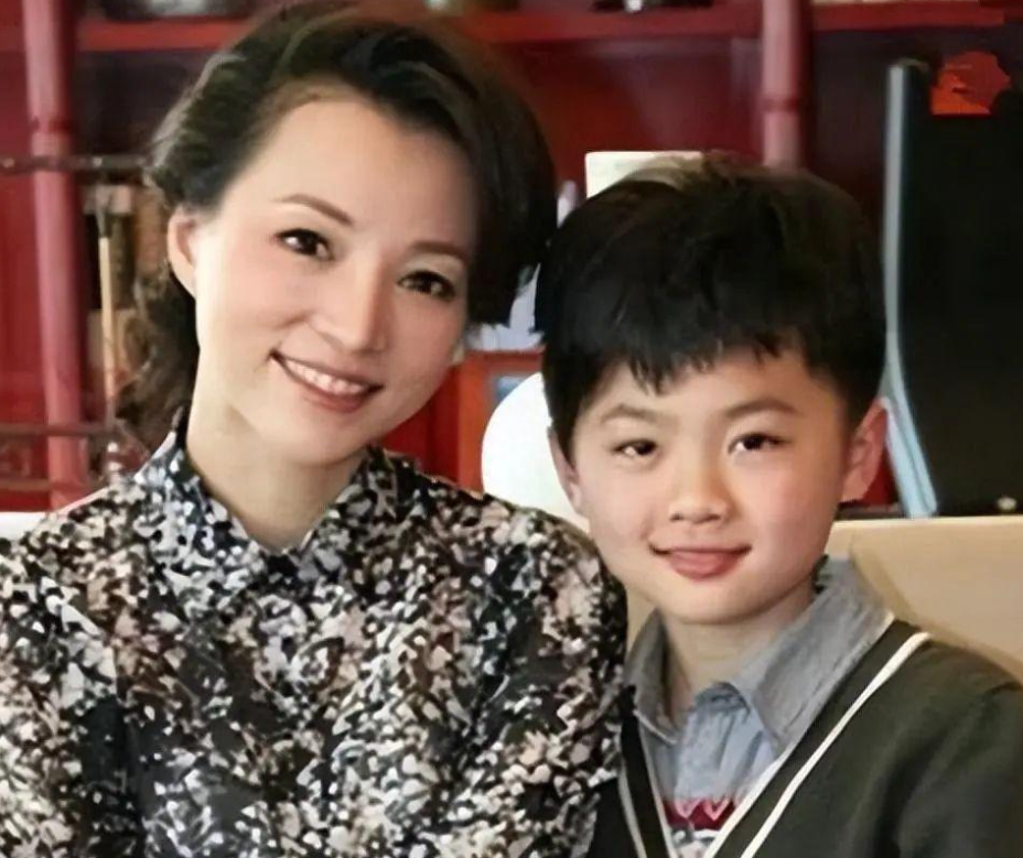 回顾董卿近况:面容衰老,老公欠债783万成老赖