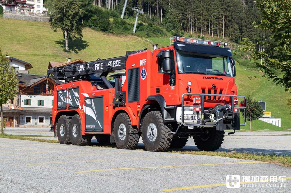 今天带你看个狠角色,国内见不到,阿斯特拉8x8重型清障车实拍