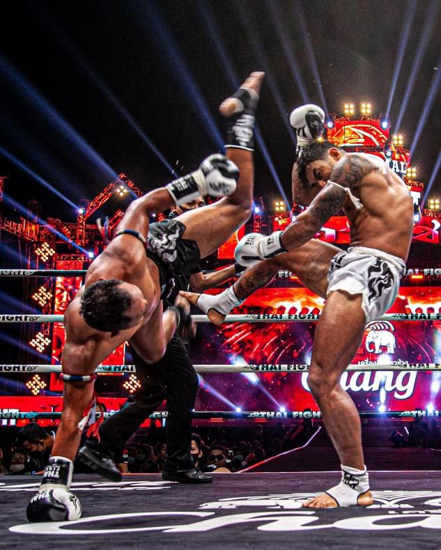 汽车撞向善猜!瞬间灵活闪现死里逃生,视频曝光