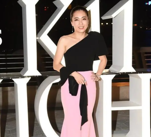 甘比年轻时长得不好看,如今成为香港女首富,也是越老越漂亮了