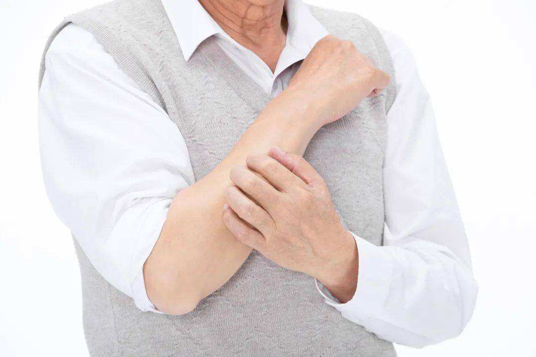 男子酒后胳膊疼,进院检查心电图没有异常,心内科主任:快抢救