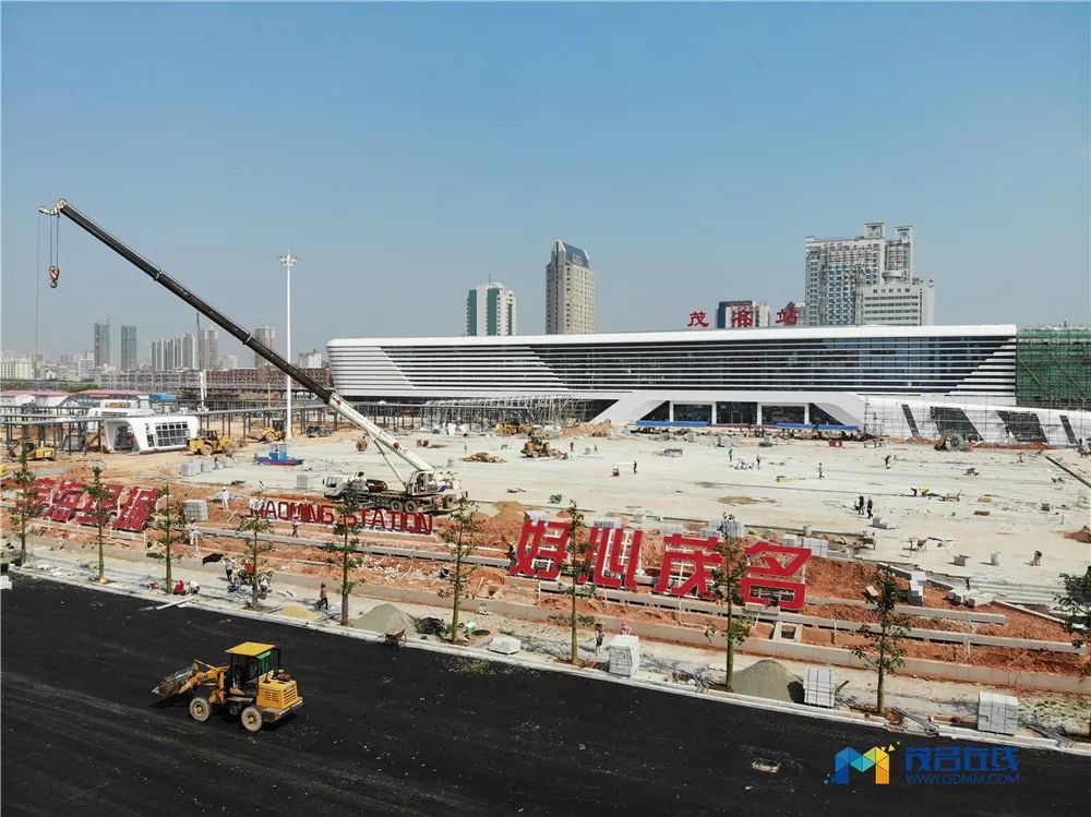茂名站北站房即将投入使用!门前的灯杆影响美感了吗?