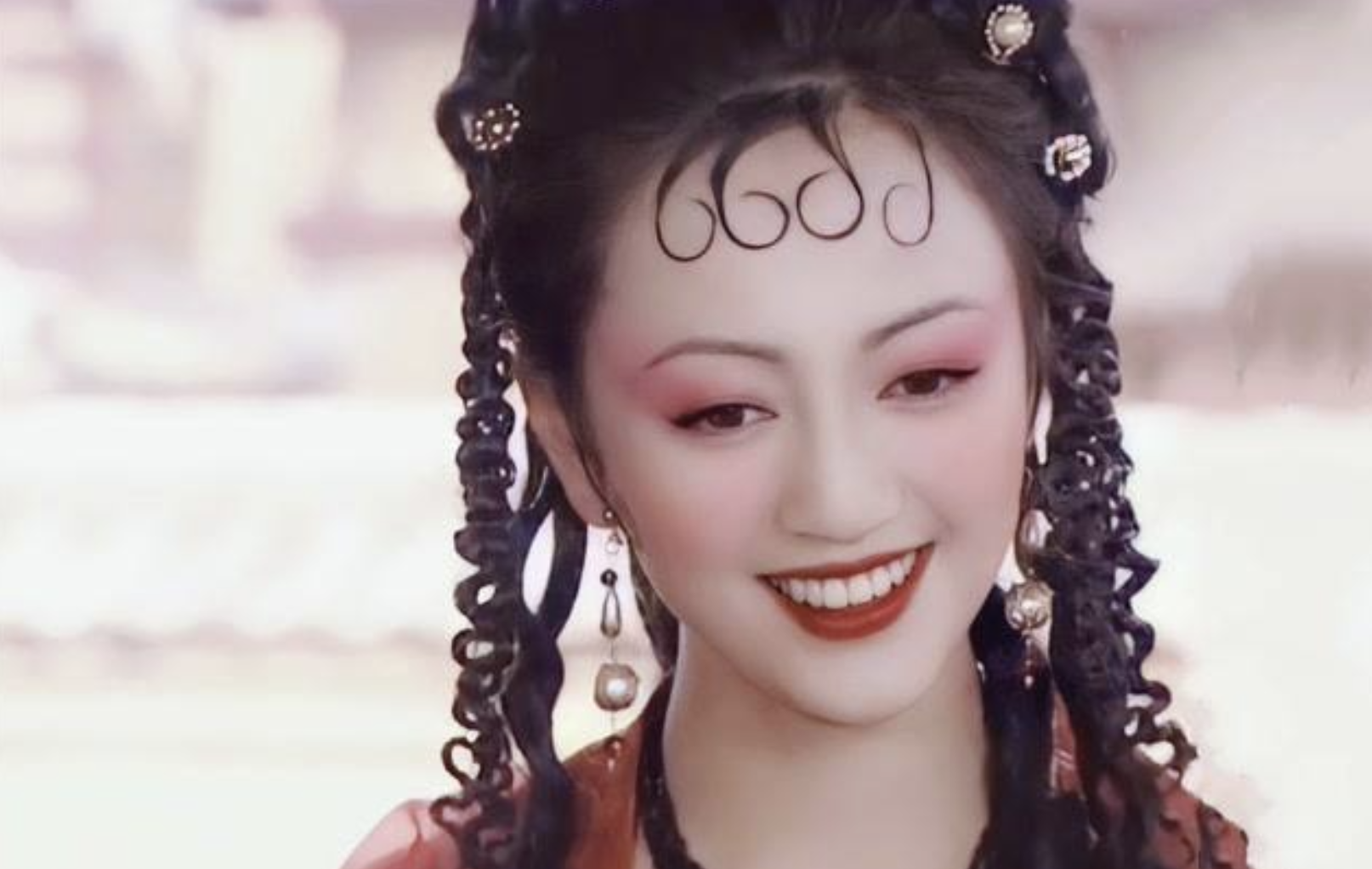 中年女演员的通透,在50岁罗海琼身上体现得淋漓尽致