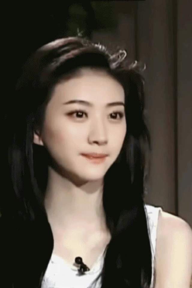 6位长得像"洋娃娃"的女星:眼睛大脸蛋小,不是混血也精致俏丽