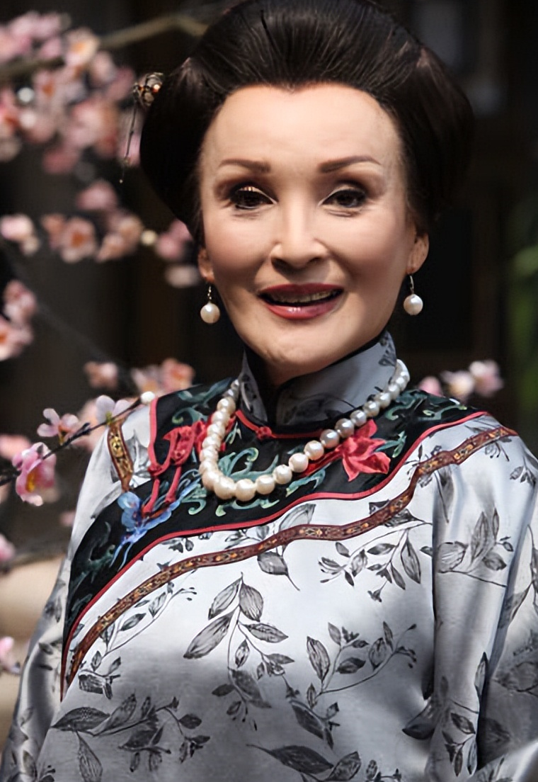 "恶婆婆专业户"陈莎莉:74岁穿衣有方,贵气感迷人