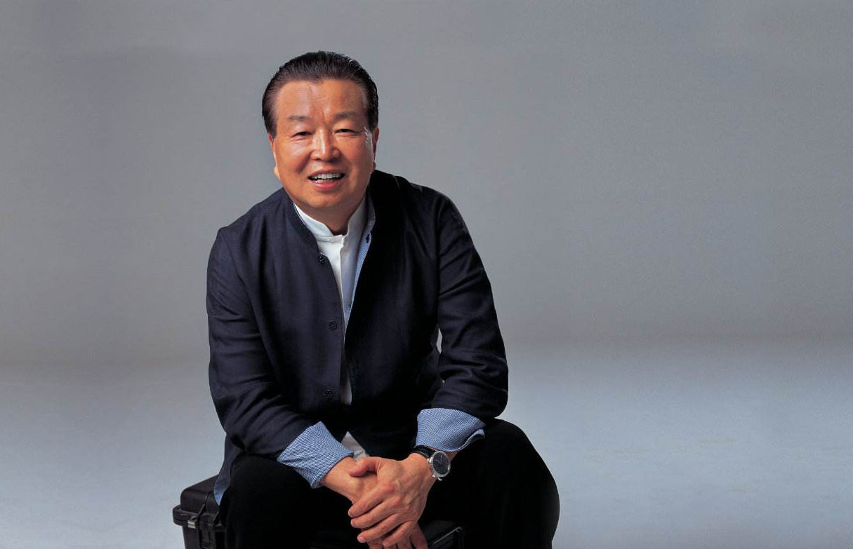 他靠一"神奇"饮料,身价达800亿,如今66岁年入百亿却依旧单身