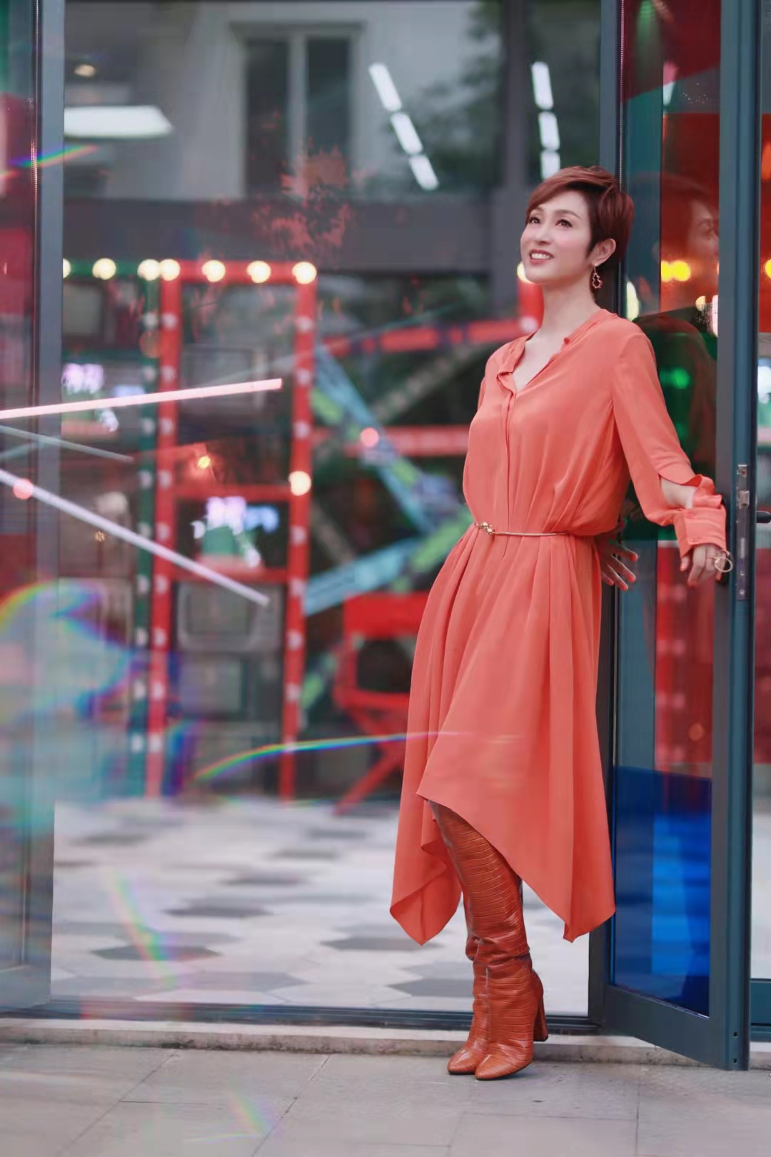 陈法蓉身着 st. john 蚕丝连衣裙和结饰腰环亮相综艺