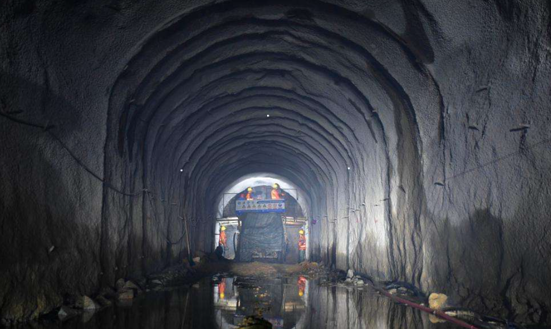 全长98公里,中国建成世界最长隧道,创下6项世界第一