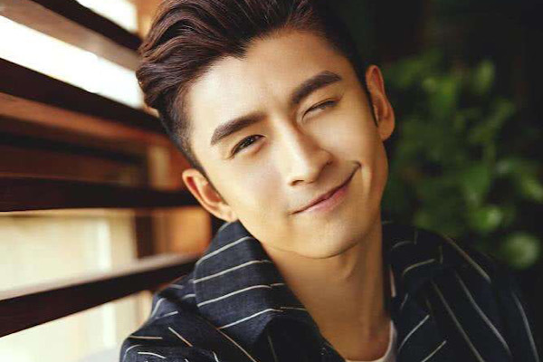 张云龙五官精致深邃,笑容阳光温暖,是否让你一见倾心?