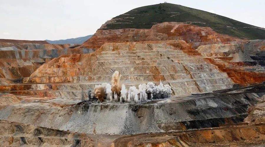 如果给你月薪20000元让你来乌干达金矿开挖掘机你愿意吗