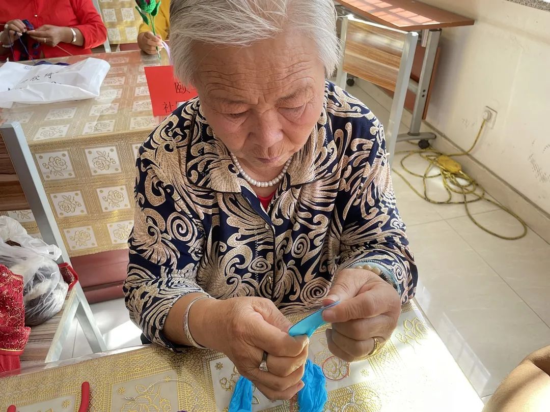 情暖万家助老团组织开展"银龄巧手展风采"老年手工制作活动