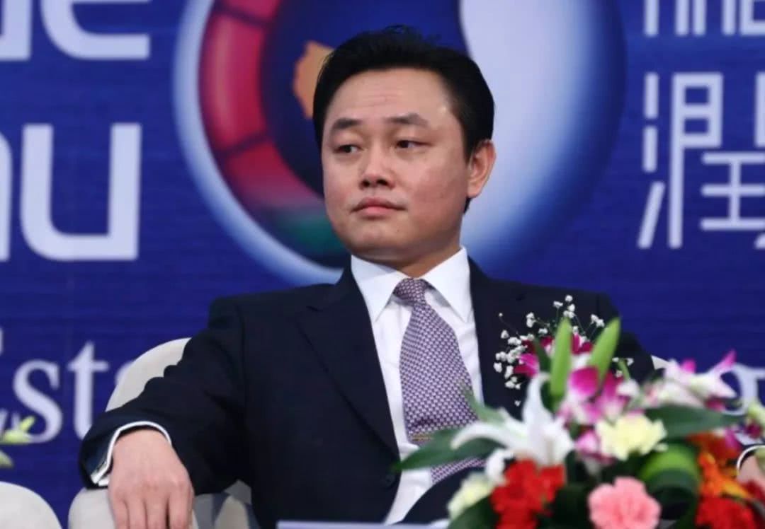 黄光裕入狱后,杜鹃帮他夺回公司,做到企业10强,还清了8亿债务