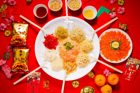 春节期间聚集一堂"捞生",是马来西亚华人庆祝农历新年的独特方式.