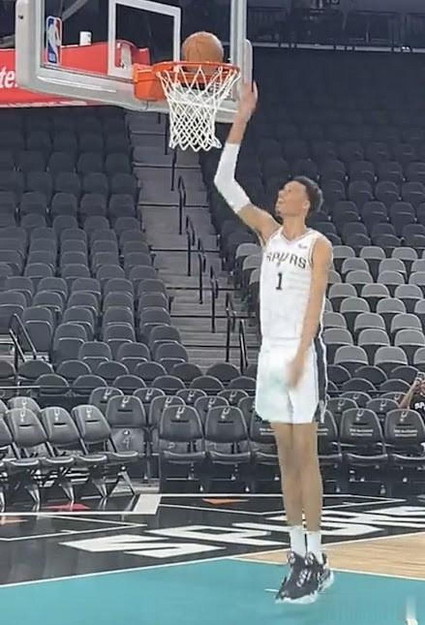 2米24的身高,2米44的臂展,站立摸高3米03,不用跳,踮起脚尖就能扣篮