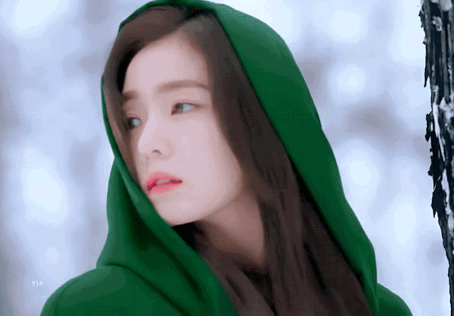 梅拉尼娅难得惊艳了!穿斗篷绿裙性感有气场,14岁儿子个头彪2米