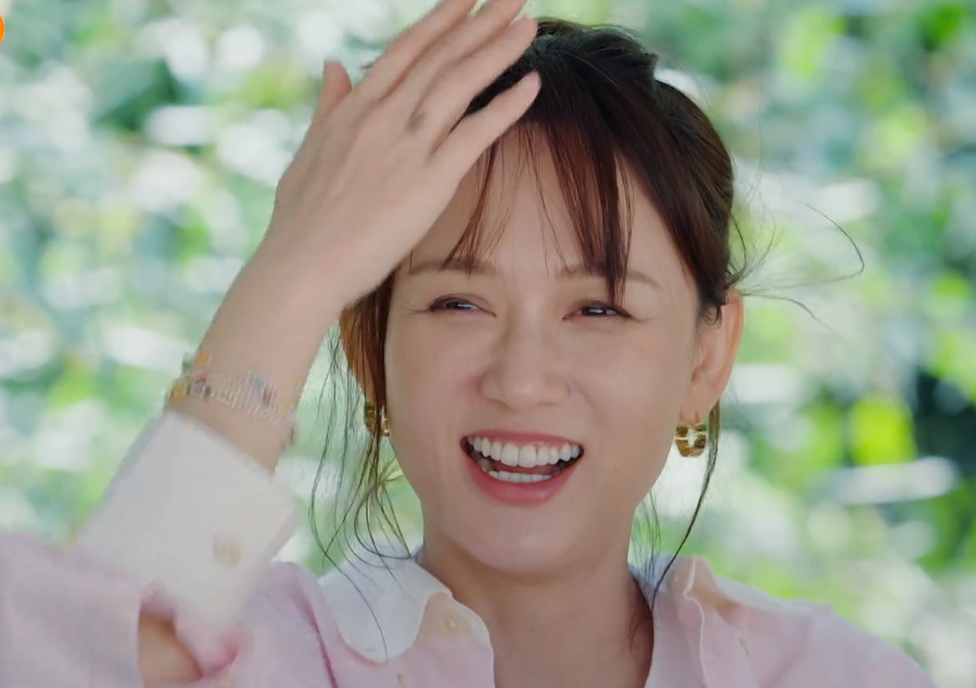 44岁陈乔恩素颜出镜,皮肤紧致不见浓眉,仍有少女感却已有老花眼