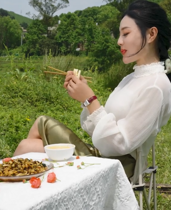 网红唐小鱼认领"田媛",穿高跟鞋放羊,徒手拍大蒜,网友:佩服