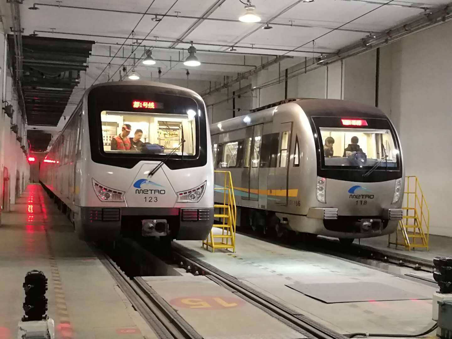 成都修建一条呈东北—西南走向地铁线,采用6节编组a型列车