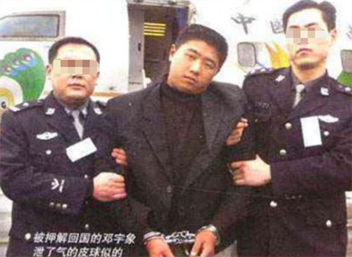 重庆杀人犯邓宇:2002年逃亡几个月后,在缅甸警察局当上了所长