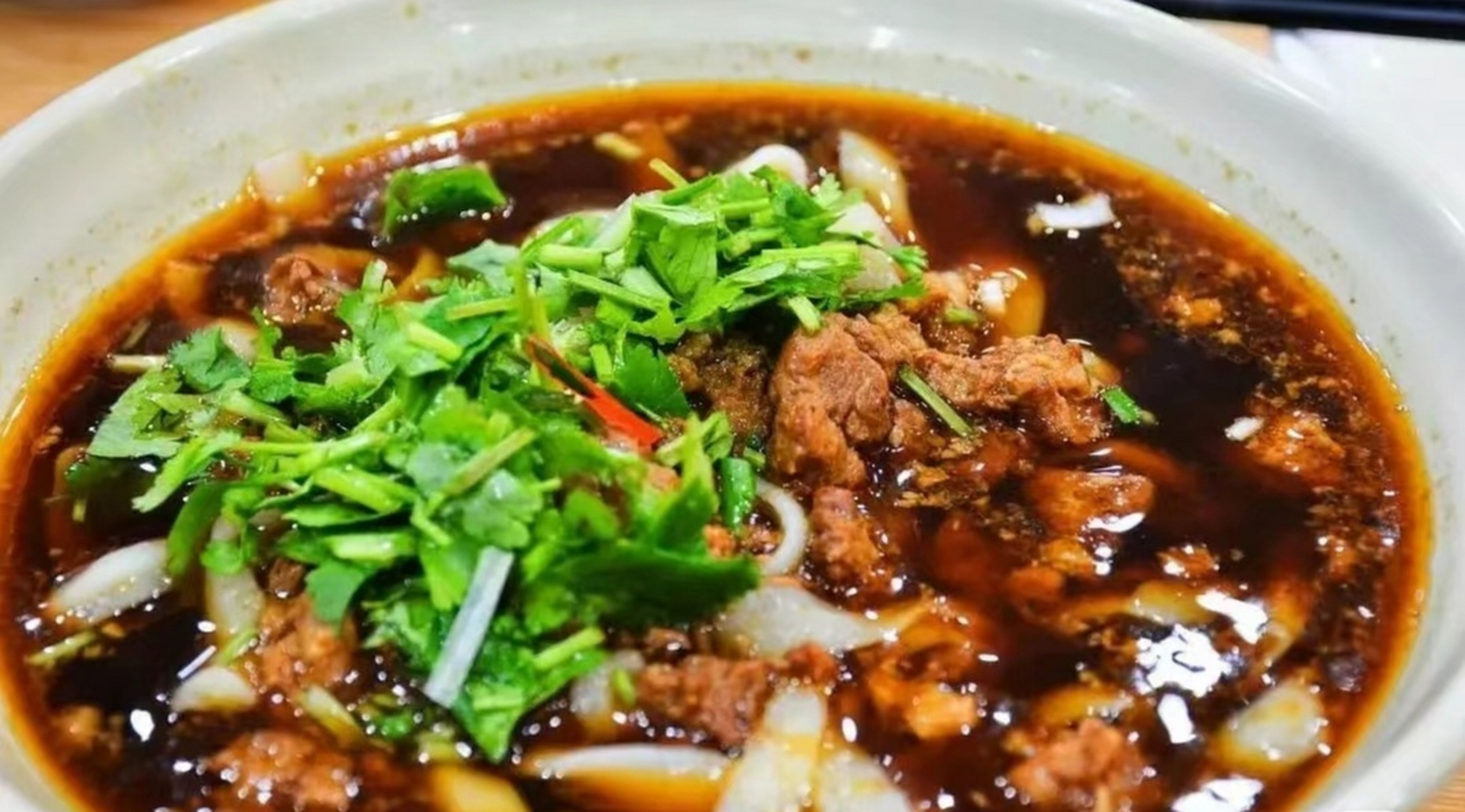 众所周知,大同刀削面的制作过程堪称艺术.