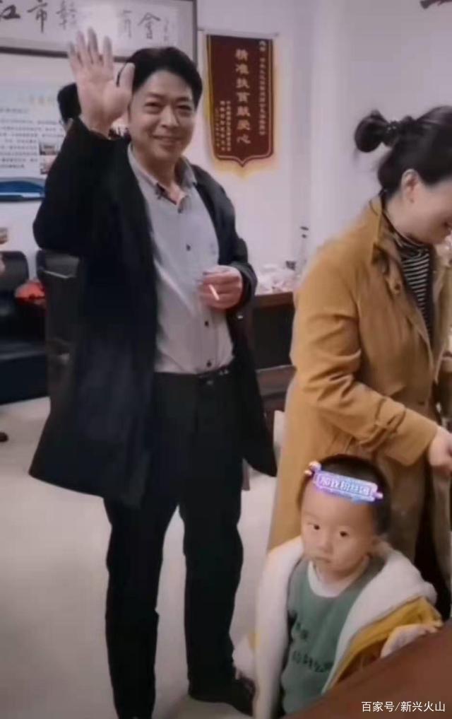 许敏丈夫较少露面,知道他的身份后,网友:他是一座山!