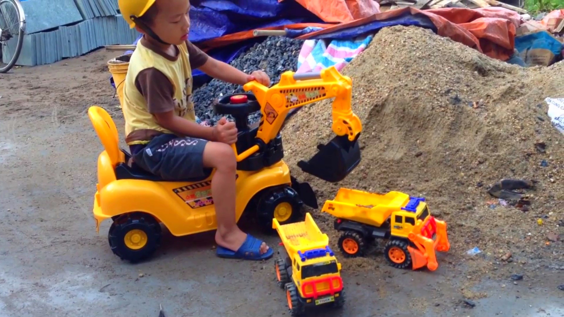 很多宝宝为什么会喜欢"挖掘机"?多数人可能不知道原因