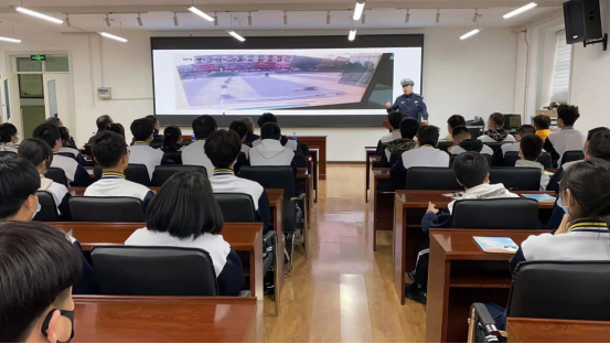 全国中小学安全教育日|交警道外大队进哈市第二中学开展"知危险,会