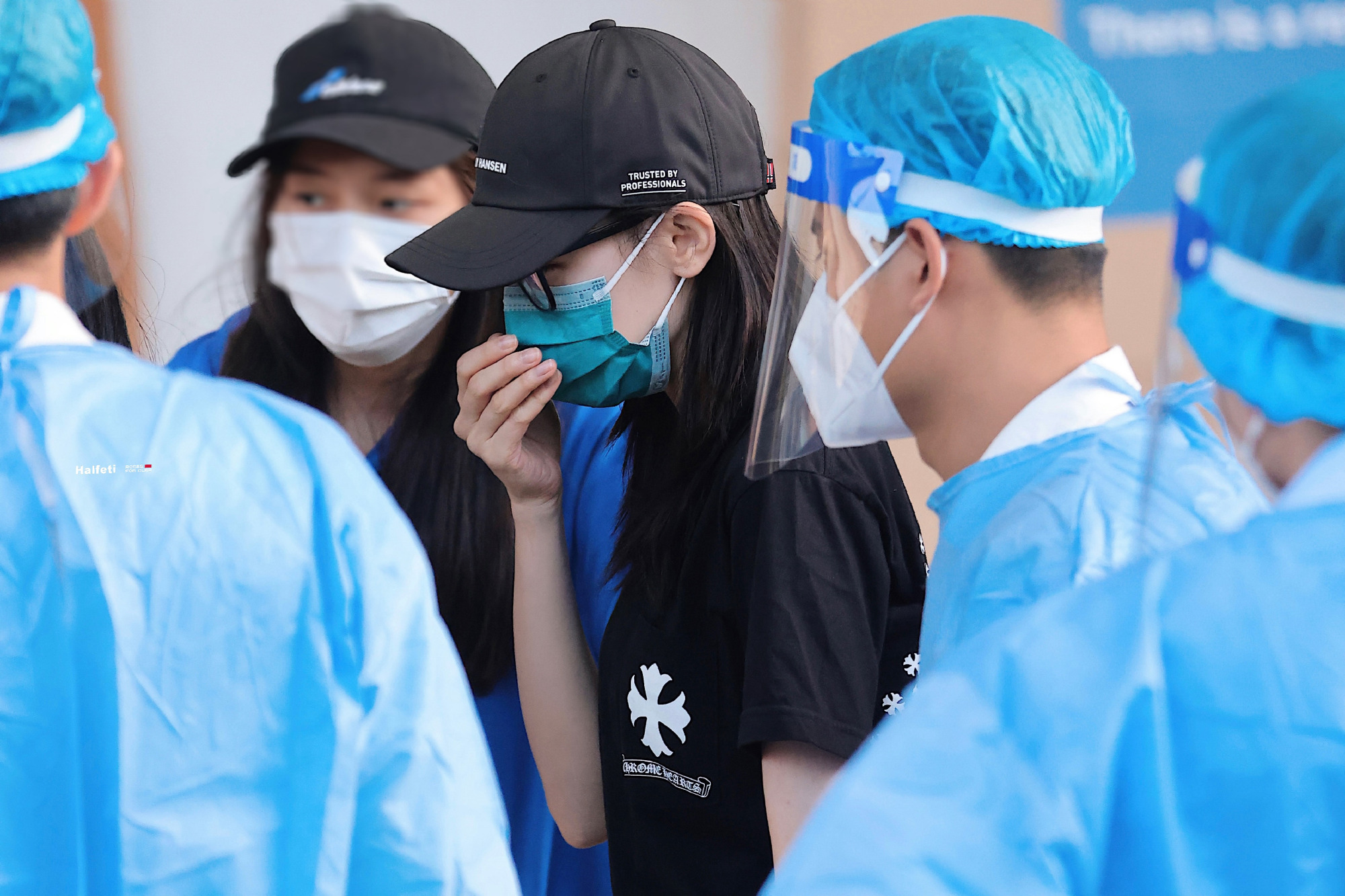 迪丽热巴做核酸检测,一个动作爆红网络,网友:像极了小朋友