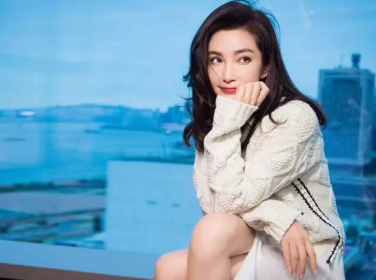 标题李冰冰50岁如此美丽怎会无人敢娶成笑柄