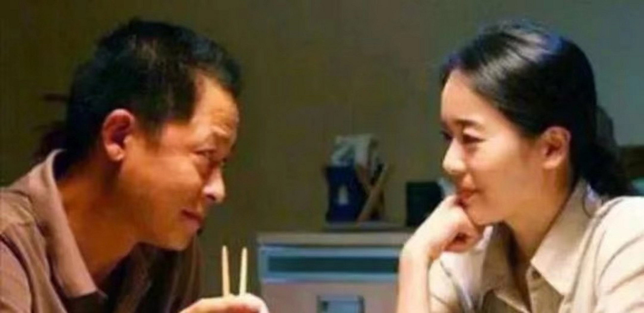 一次,王志文和左小青一起吃饭,左小青借着酒意问王志文:"当年,拍